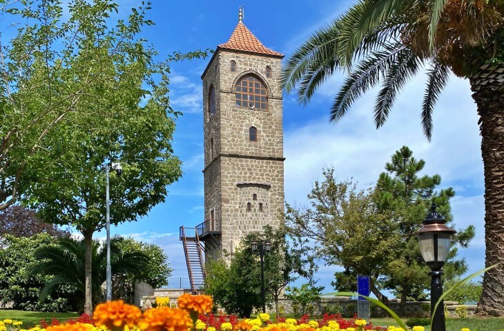 Trabzon Ayasofyası’nın 1427 tarihli üç katlı çan kulesi ve çevresindeki bahçeyi gösteren güncel fotoğraf.